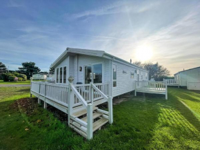 Beautiful Lodge With Decking In Norfolk, At Breydon Water Park Ref 10045B